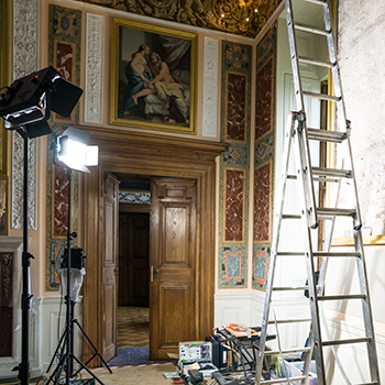 Konservierung und Restaurierung zweier großformatiger Leinwandgemälde von Robigliard aus Schloss Wörlitz, Baustelle beim Einbau der Gemälde