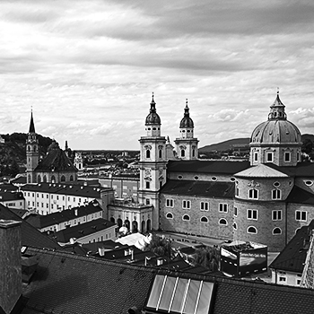 Salzburg von oben Restaurierungsarabeiten auf der Festung Hohensalzburg, Blick auf die Stadt Salzburg