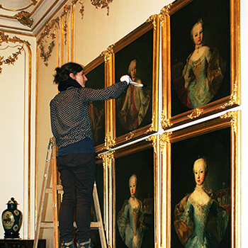 Schloss Schönbrunn, Wien, Restaurierung und Reinigung Gemälde